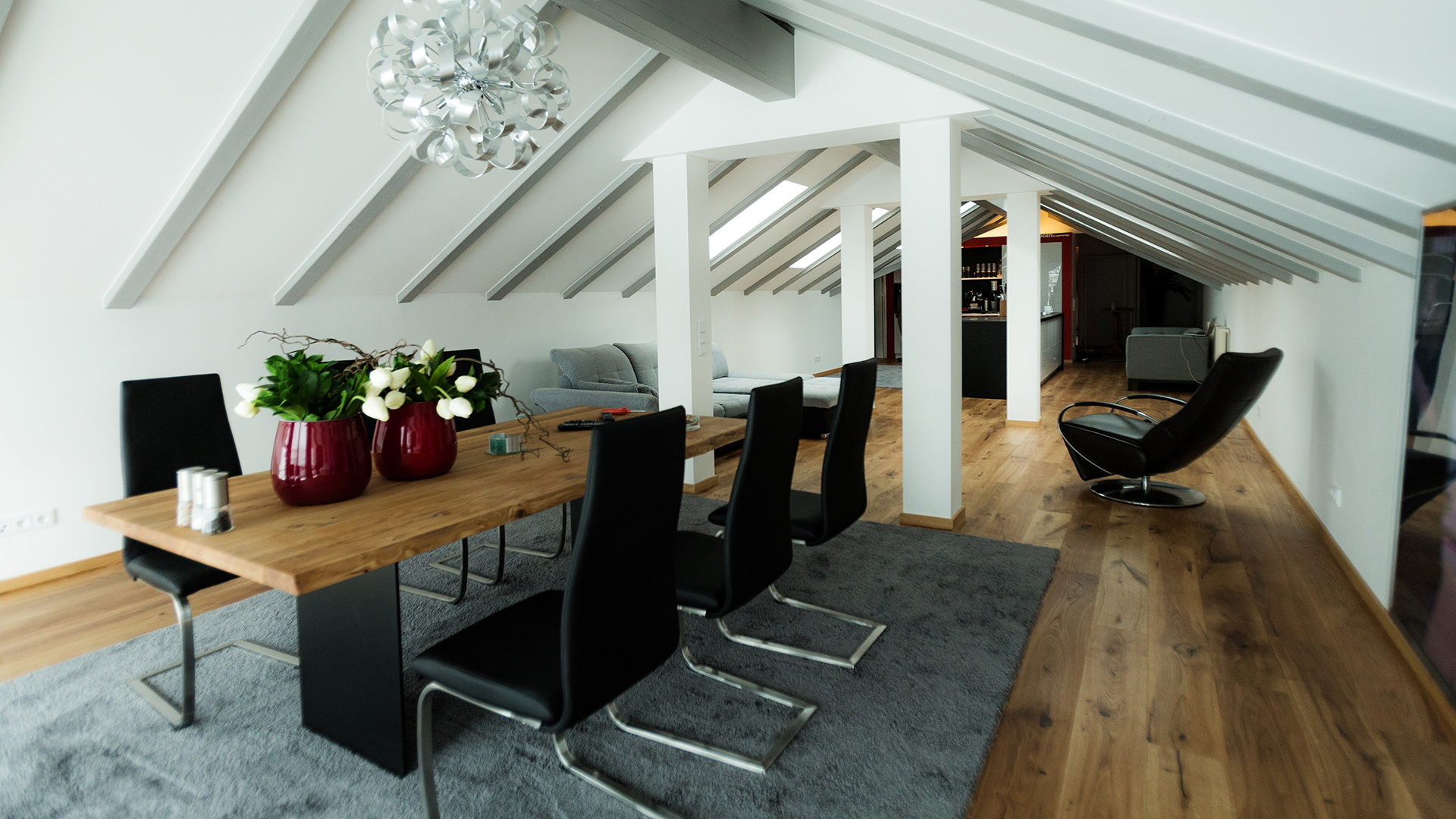 schönsten, Seite, Anschaffung, Leben, Bautiefe, Stege, Stahl, sorgen, gute, Statik, besondere, Anforderung, Profilsystem, Favorit, sechs, Kammern, U-Wert, Uf = 1,4 W/m2K, Variante, bilden, ideal, Verbindung, Wärmedämmung, Stabilität, Bautiefe, Millimeter, ermöglicht, Anordnung, Verarbeitung, groß, dimensioniert, Aussteifungsstähle, einwandfrei, Gebrauchstauglichkeit, Fenster, Jahre, Designvariante, flächenversetzt, Profilkombination, halbflächenversetzt, Flügel, abgerundet, äußeren, Außen, Überschlag, rund, Design-Glasleiste, Designansprüche, Design, Anspruch, konzipiert, Ausführung,  schmal, mittel, breit, Balkonflügel, Bauhöhe, Sechskammer-Varianten, wahlweise, Vierkammer, Sechskammer, kombiniert, Holzfenster, speziell, Verfahren, Schreinerhandwerk, gefertigt, produziert, Falzluft, sämtlich, Schliessteile, flächenbündig, eingelassen, Dichtungsebene, optimal, Dichtheit, Großteil, Produktion, derzeitig, Trend, Lärche, Holzarten, Fichte, Eiche, Merantie, verwendet, Gestaltung, Oberfläche, Kunde, zahlreich, Möglichkeit, Verfügung