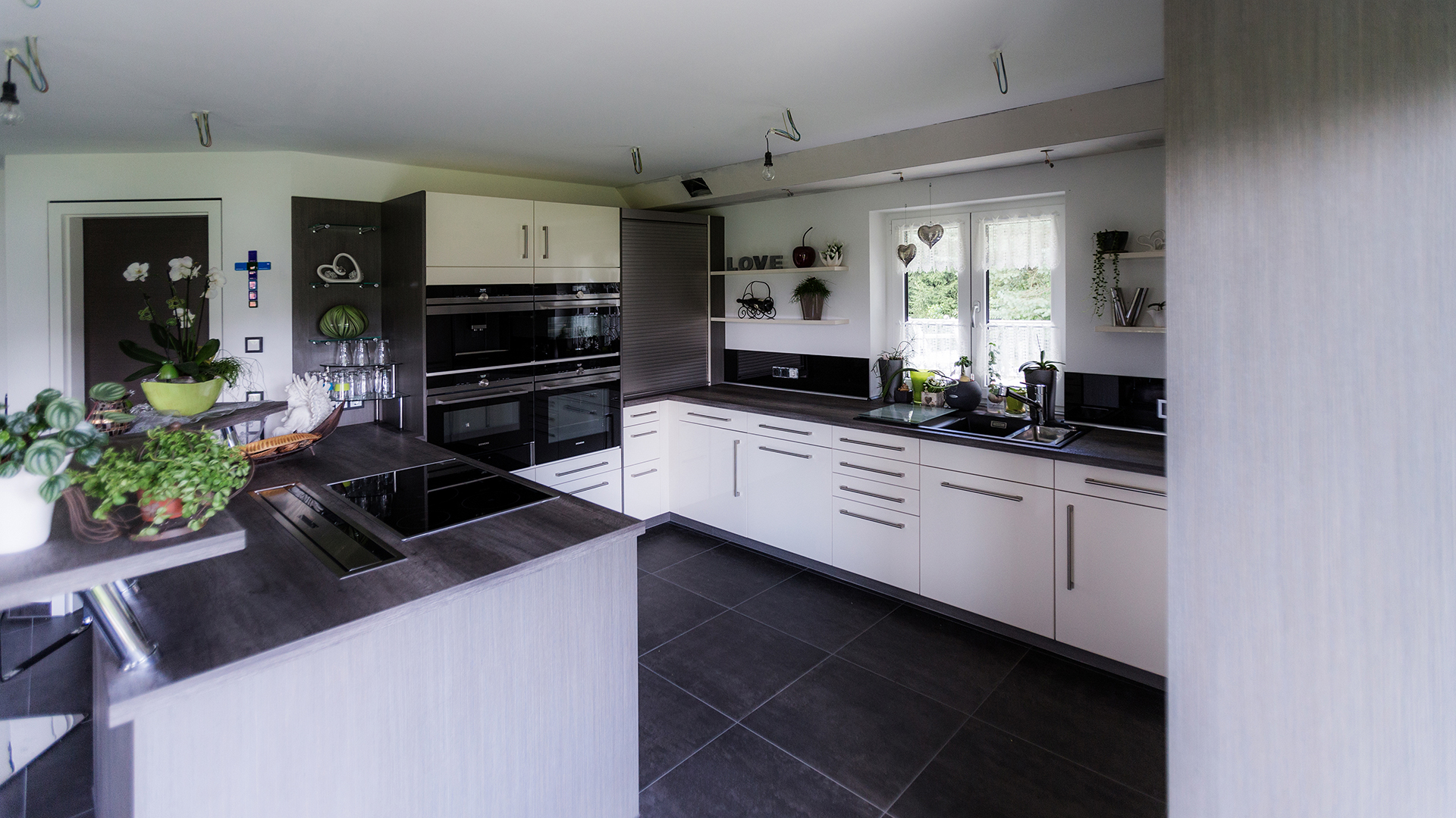 Logodesign, mobil, Nutzung, vielfältig, Endgerät, Smartphone, Tablet, Desktop, Anforderung, Website, Modell, Endgerät, Displaygröße, Geräteart, einheitlich, darstellen, reagiert, Gerätetp, Antwort, responsive, dynamisch, Aufbau, Ausgabe, User-Experience, UX, Nutzererfahrung, Nutzererlebnis, Nutzungserlebnis, Norm DIN EN ISO 9241 Teil 210, Benutzererlebnis, Eindruck, Erlebnis, Nutzer, Interaktion, Produkt, Dienst, Umgebung, Einrichtung, IT-System, App, Anwendung, Produktinteraktion, nicht-digital, physisch, stetig, steigend, Marktanteil, Surfverhalten, gut, günstig, Stand der Technik, Chance, Unternehmensauftritt, Geschäftspapier, Drucksache, Corporate Identity, CI, Gesellschaft, Firma, Identität, Gesamtheit, Merkmal, Selbstbild, Fremdbild, Corporate Image, Innensicht, Selbstverständnis, Corporate Behavior, Corporate Communications, Corporate Design, Vorstellung, Instrument, Definition, Gesicht, Öffentlichkeit, Strategie, Ansehen, sozial, Non-Profit-Organisation, NPO, nicht gewinnorientierte Organisation, For-Profit-Organisation