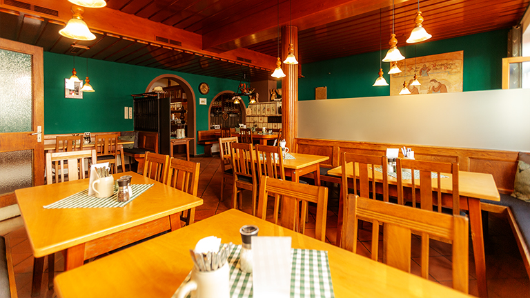 Küchenchef, Backkurs, Patissier, Fan-Shop, Lieferservice, Schmankerl-Express, Übernachtung im Privatboot auf der Donau, buchen, Facebook, Social Media, Nacht, Durchreise, Radlkeller, perfekt, ausgestattet, Personal, hilft, tatkräftig, Räder, einparken, Sehr, sauber, Unterkunft, bayrisches Bier, immer, gut, April, Toplage, sehr, regional, komfortabel, rundum, wohlgefühlen, Viel, Dank, schön, Aufenthalt, Wirtsfamilie, fair, Preis, Familie, Kinder, persönlich, kümmern, willkommen, Terrassencafé, Verkehrslandeplatz Vilshofen an der Donau, unmittelbar, Nähe, Schiffsanlegestelle, flussaufwärts, Passau, Genießen, gutbürgerlich, Tasse, Kaffee, Stück, selbstgebacken, Kuchen, wunderbar, Donaupanorama, wirken, Vilshofen, Vilshofen an der Donau, Gastronomie, Gasthaus, Gaststätte, Gasthof, Wirtshaus, Lokal, Essen, Trinken, Eis, Restaurant, Küche, Biergarten, Pension, Zimmer, Fremdenzimmer, Gästezimmer, Übernachten, Schlafen, Unterkunft, Radfahrer, Donauradweg, Bike, eBike, E-Bike, Familie, Begrüßung, Herzlich, Traditionsgasthof