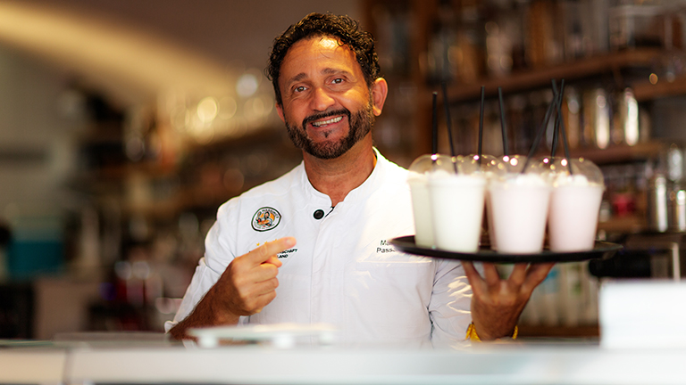 Welt der Pizza, erleben, Zuhause die beste Pizza, zaubern, Backen, würzig, belegt, Fladenbrot, einfach, Hefeteig, heutige, international, verbreitet, Variante, Tomatensauce, Käse, Basis, stammt, vermutlich, Neapel, richtig, belegen, streichen, zuerst, Tomatensauce, gleichmäßig, Teig, gefolgt, Mozzarella, Zutaten, bindet, austrocknen, verbrennen, verteilen, Belag, Gemüse, Fleisch, Fisch, streuen, Schluss, eventuell, frisch, Kräuter, Basilikum, überladen, lange, belegen, knusprig, Vorgeschmack, Übernachtungsgäste, täglich, Vorspeise, Bayerisches Gedeck, Obazda, Griebenschmalz, gekräuterter Hüttenkäse, Gebäck, Hauptgericht, Krustenbraten vom Strohschwein an Knödelduett und Speckkrautsalat in herzhafter Kümmel-Dunkelbier-Jus, Brotzeit, Imbiss, Brotzeitbrettl mit regionalen Wurstspezialitäten, kaltem Braten, Bergkäse und eingelegten gegrillten Gemüse, Dessert, Karamellisierte Apfelkücherl mit Beerenragout, Speisekarte, miteinander, groß, neu, gestaltet, altehrwürdig, Charme, erhalten, Feste, Feiern, Veranstaltungen