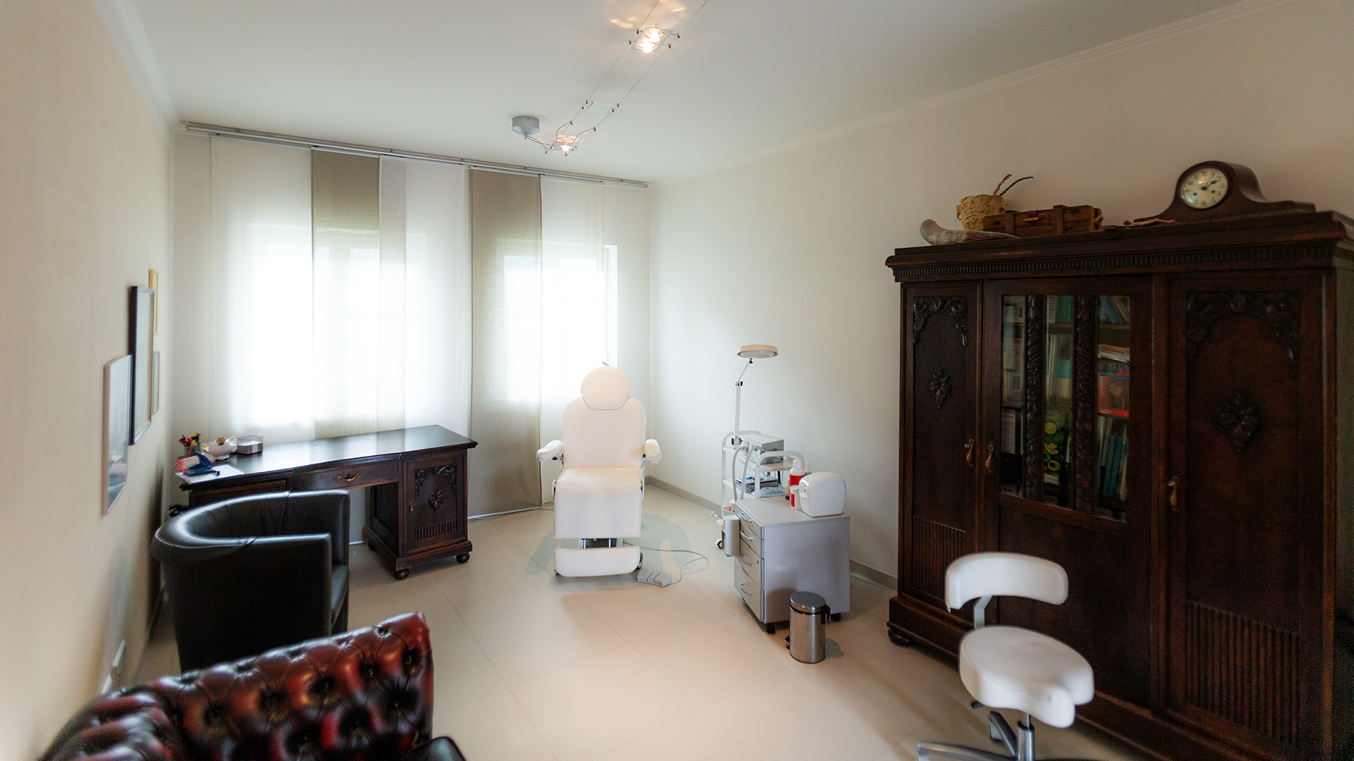 Vorbeugen, Zehennagel, Anbringen, Nagelkorrekturspange, Nagelkorrektursystem, sterilisiert, Instrument, Skalpell, Zange, Fräser, Schleifer, Einsatz, Absprache, Arzt, rezeptpflichtig, apothekenpflichtig, Salbe, Tinktur, Anwendung, Kosten, Mittel, ausnahmsweise, gesetzlich, Krankenkasse, Übernahme, vorher, Abklären, Umgang, Alltag, Beratung, Frage, Wahl, Schuh, Strumpf, achten, regelmäßig, Einrichtung, möglich, Praxis, Fußambulanz, medizinisch, Versorgungszentrum, Schwerpunkt, Krankenhaus, geeignet, Ansprechperson, ärztlich, erfordert, Hautschaden, offen, Entzündung, erkennen, erforderlich, Suche, Anbieter, Eigenanteil, bezahlt, Ambulant, Heilmittelverordnung, privat, Krankenversicherung, beihilfeberechtigt, Person, Rezept, Behandlungstermin, umfassen, Erstbehandlung, verordnet, Bedarf, Verordnung, Wochen, Behandlungskosten, Privatbehandlung, Behandlungsmethode, Pediküre, pes, pedis, kürzen, Hornschwiele, Callositas, Podologie, Maßnahme, Entfernen, Clavus, Hilfe, Pilznagel, Onychomykose, Herstellung, Zehenfehlstellung, Orthonyxiespange